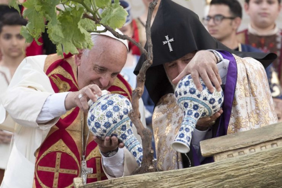 El Papa en el encuentro ecum&eacute;nico asegura que solo el amor borra los prejuicios