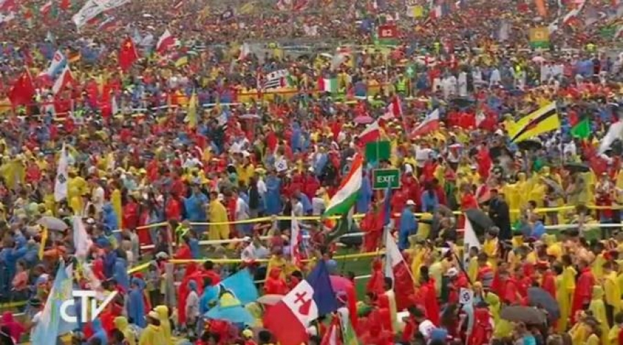 Los j&oacute;venes reciben al Papa en el parque Blonia con emoci&oacute;n y entusiasmo