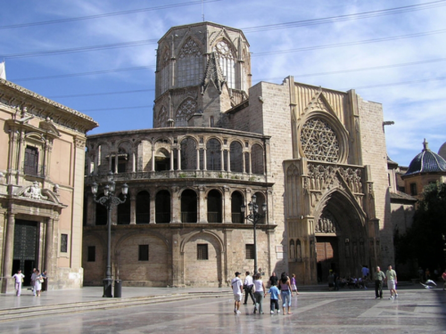 Un grupo de 25 internas del Cottolengo del Padre Alegre peregrina a la catedral de Valencia en el Jubileo de la Misericordia