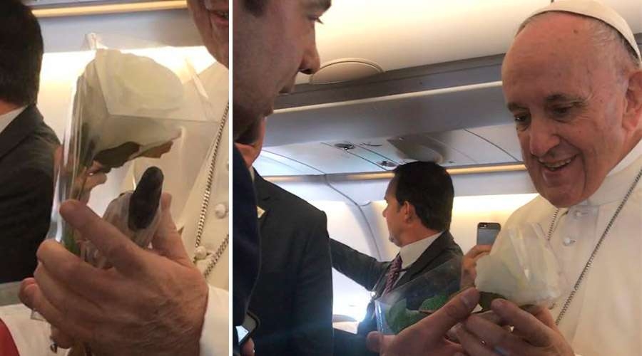 En el avi&oacute;n el Santo Padre recibi&oacute; un regalo de su &laquo;amiga espiritual&raquo; Santa Teresa de Lisieux