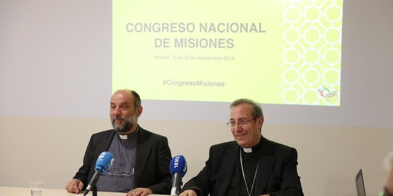 Jos&eacute; Mar&iacute;a Calder&oacute;n, director nacional de OMP Espa&ntilde;a; y monse&ntilde;or Francisco P&eacute;rez, presidente de la Comisi&oacute;n Episcopal de Misiones; en la presentaci&oacute;n del Congreso Nacional de Misiones
