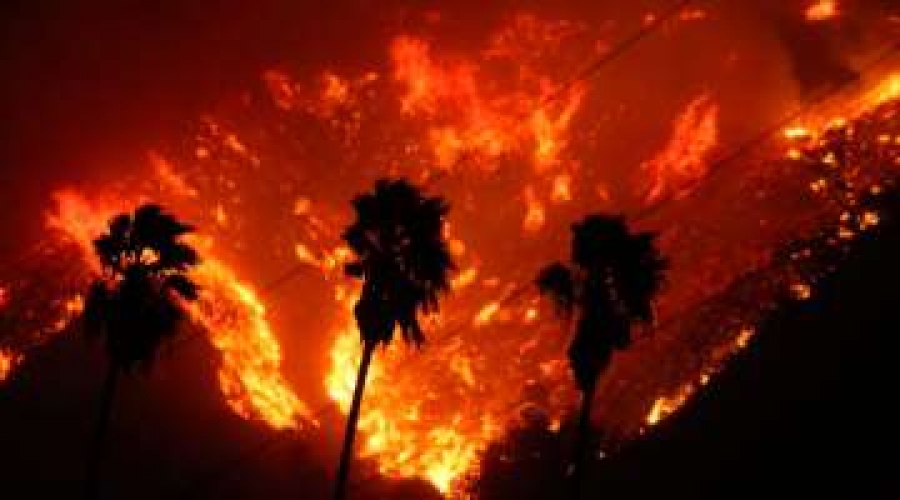 Arzobispo pide oraciones por miles de afectados por incendios en California