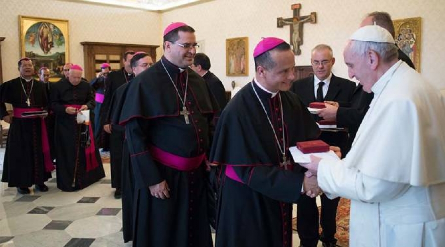 Papa Francisco reza por pronta canonizaci&oacute;n de Mons. Romero, dice Obispo salvadore&ntilde;o