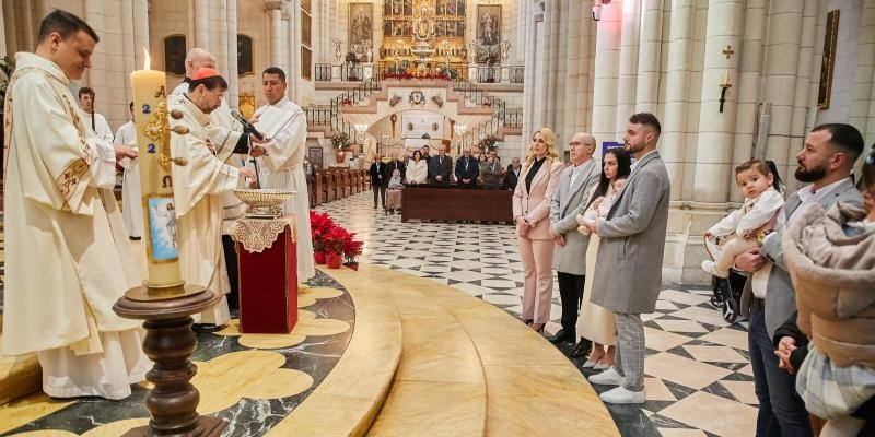 El obispo auxiliar de Madrid, Vicente Mart&iacute;n Mu&ntilde;oz, preside la Eucarist&iacute;a en la festividad del Bautismo del Se&ntilde;or
