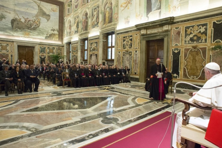 Francisco pide a los m&eacute;dicos m&aacute;s humanidad cuando la vida se muestra d&eacute;bil