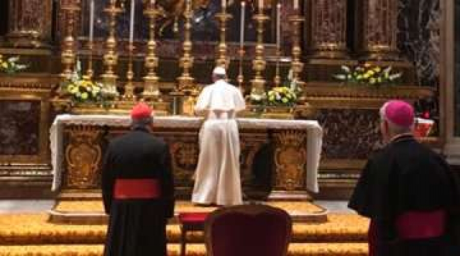 El Papa reza en Santa Mar&iacute;a la Mayor para encomendar su viaje a Myanmar y Bangladesh