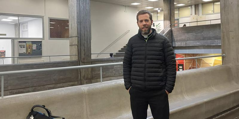 Javier Pe&ntilde;o, capell&aacute;n de Periodismo de la Universidad Complutense: &laquo;La capellan&iacute;a es como un faro en mitad de la oscuridad&raquo;