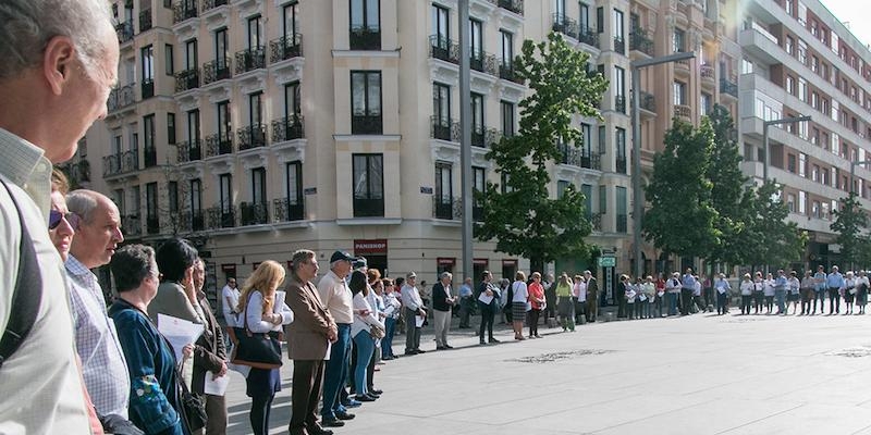 La plaza del ayuntamiento de San Sebastián de los Reyes acoge un círculo de silencio