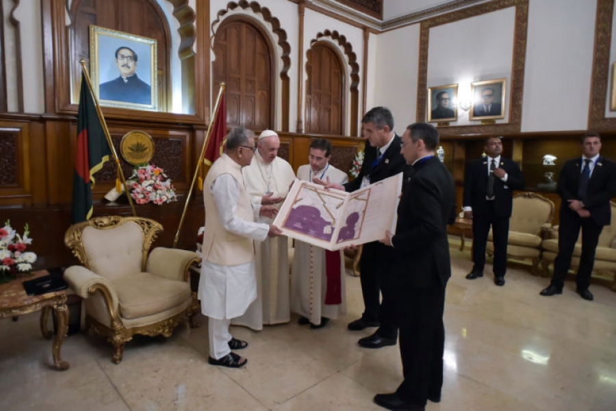 Bangladesh: Reuni&oacute;n con el Presidente e intercambio de regalos