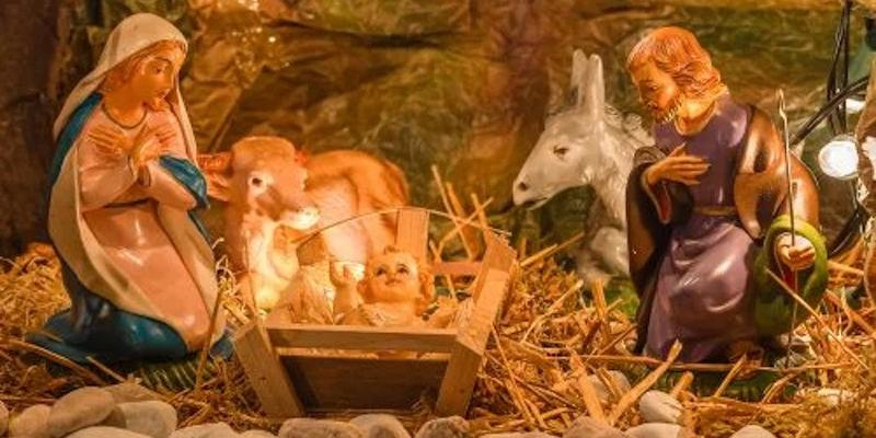 Los vecinos de Manzanares el Real festejan el nacimiento del Niño Dios con el vicario episcopal de la VIII