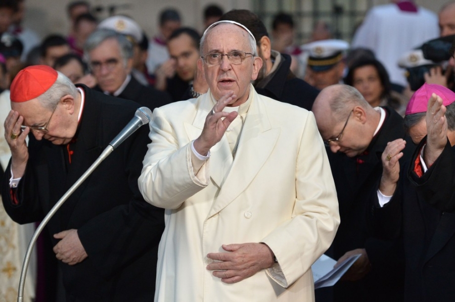 Francisco en la Plaza de Espa&ntilde;a: 'Mar&iacute;a, vengo a ti en nombre de quien siente m&aacute;s duro el camino'