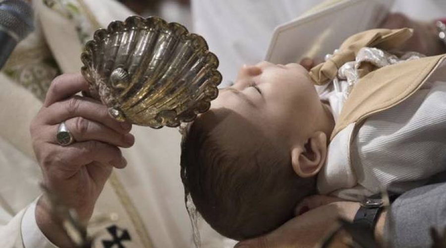 Obispo de Italia elimina padrinos de Bautismo y Confirmaci&oacute;n por grave raz&oacute;n