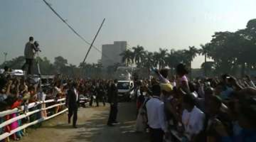 Poste el&eacute;ctrico a punto de caer sobre el Papa Francisco en Bangladesh