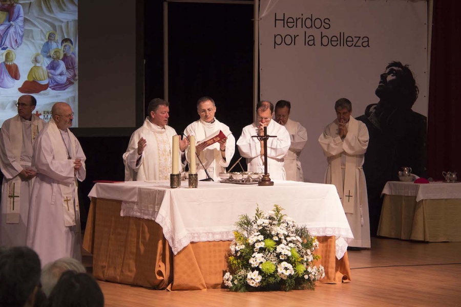 Monseñor Martínez Camino: «No hay verdadera belleza sin la herida abierta del costado de Cristo»