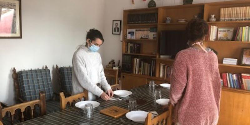 Las j&oacute;venes del proyecto 'Nazaria baja a la calle' comparten gastronom&iacute;a esta Navidad