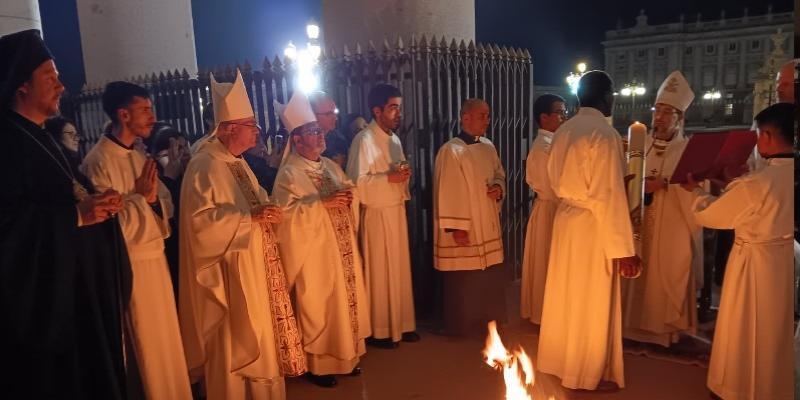 La noche de la Vigilia Pascual: &laquo;Nuestra vida es sagrada, tiene valor y sentido porque Jes&uacute;s nos ha abrazado, nos ama, cuenta con nosotros&raquo;