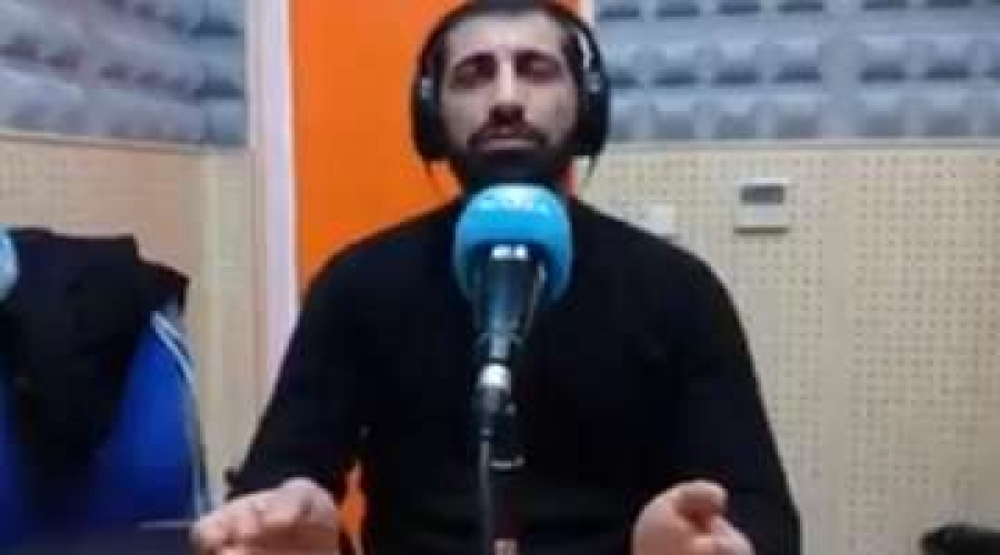 Sacerdote canta Padre Nuestro en arameo para ayudar a su ciudad destruida por ISIS