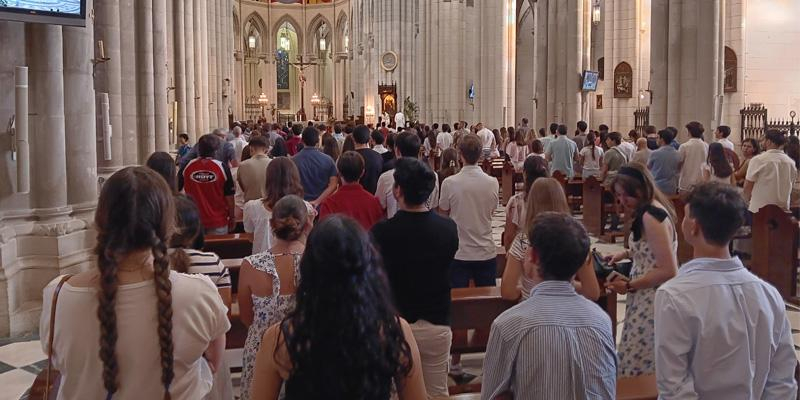 El cardenal Cobo preside el &uacute;ltimo 'Velad y Orad' de los j&oacute;venes del curso: &laquo;Somos enviados; Dios te da la paz y dice &ldquo;me f&iacute;o de ti&rdquo;&raquo;