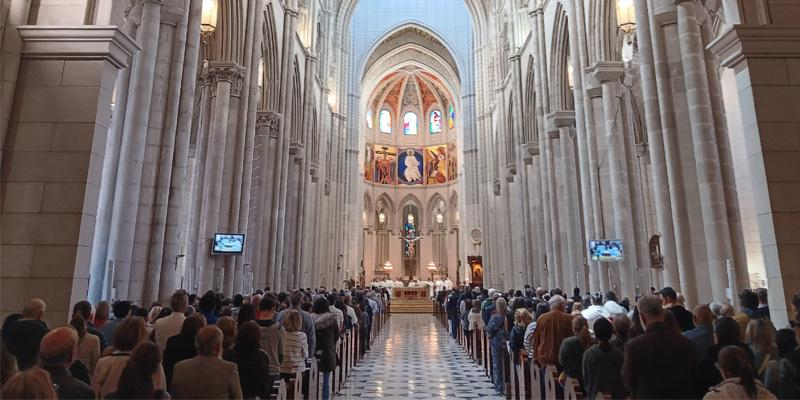 El cardenal Cobo, reci&eacute;n llegado de Roma tras participar en el c&oacute;nclave: &laquo;Estamos presentes en la oraci&oacute;n del Papa; os traslado su bendici&oacute;n para Madrid&raquo;