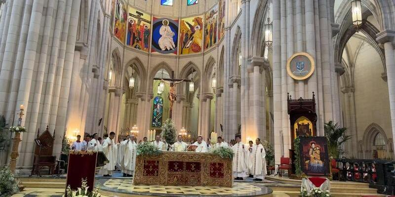 El obispo auxiliar de Madrid, Vicente Mart&iacute;n, en la Misa Jubilar para la comunidad cat&oacute;lica china: &laquo;Estamos llamados a ser Iglesia en salida caminando juntos para anunciar el Evangelio del amor y de la paz&raquo;