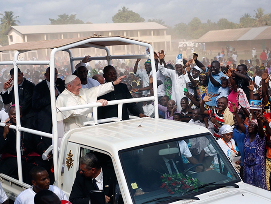 El Papa concluye su primer viaje a África y regresa a Roma