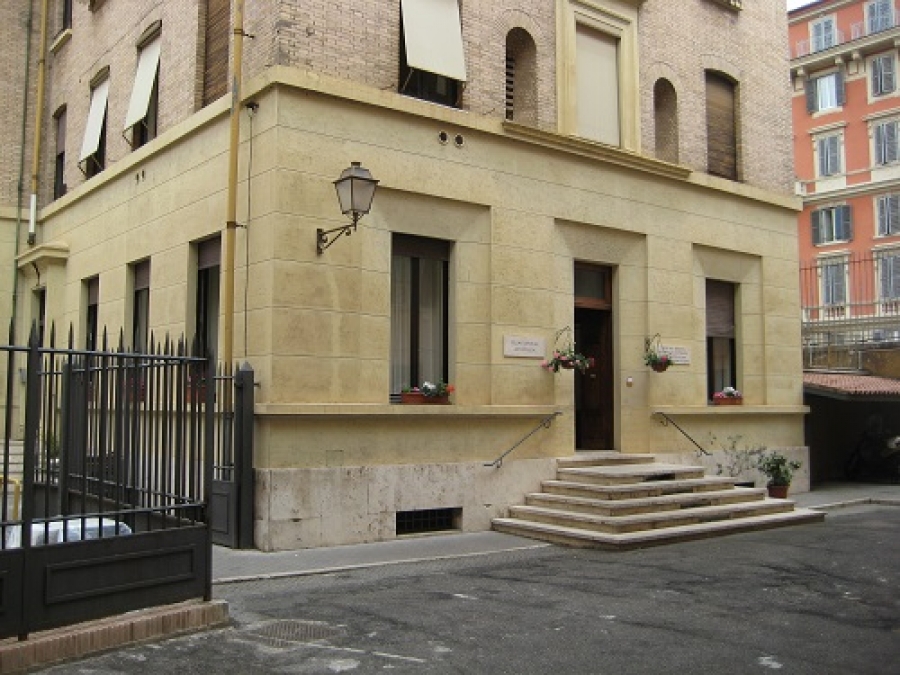 Una mujer sin techo da a luz junto a la plaza de San Pedro