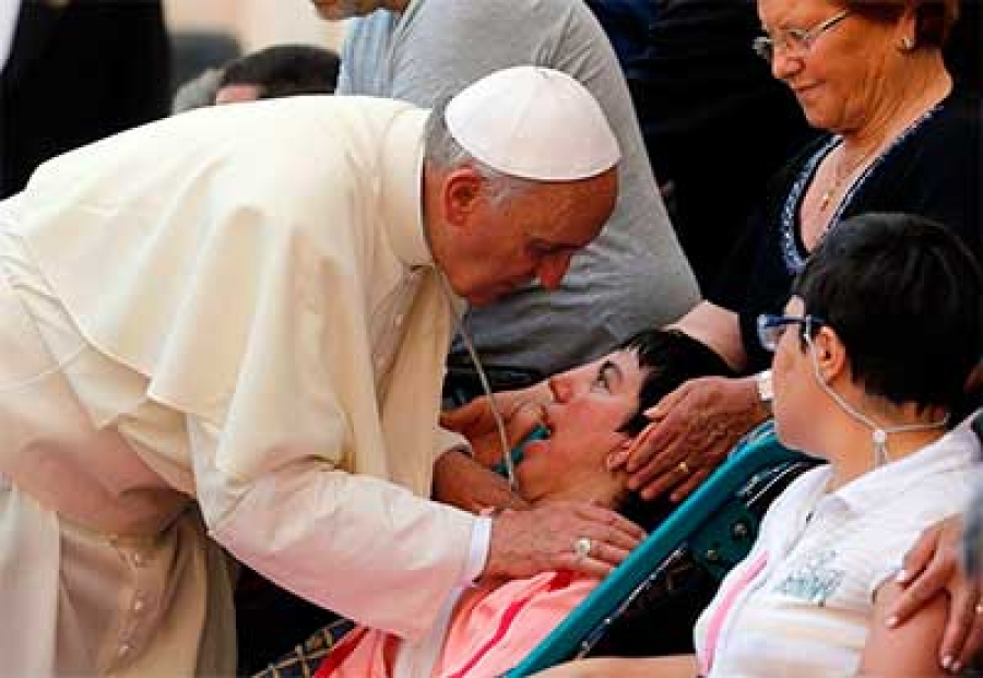 Monse&ntilde;or Carlos Osoro preside una Eucarist&iacute;a en la Catedral con enfermos en la Jornadas Mundial del Enfermo