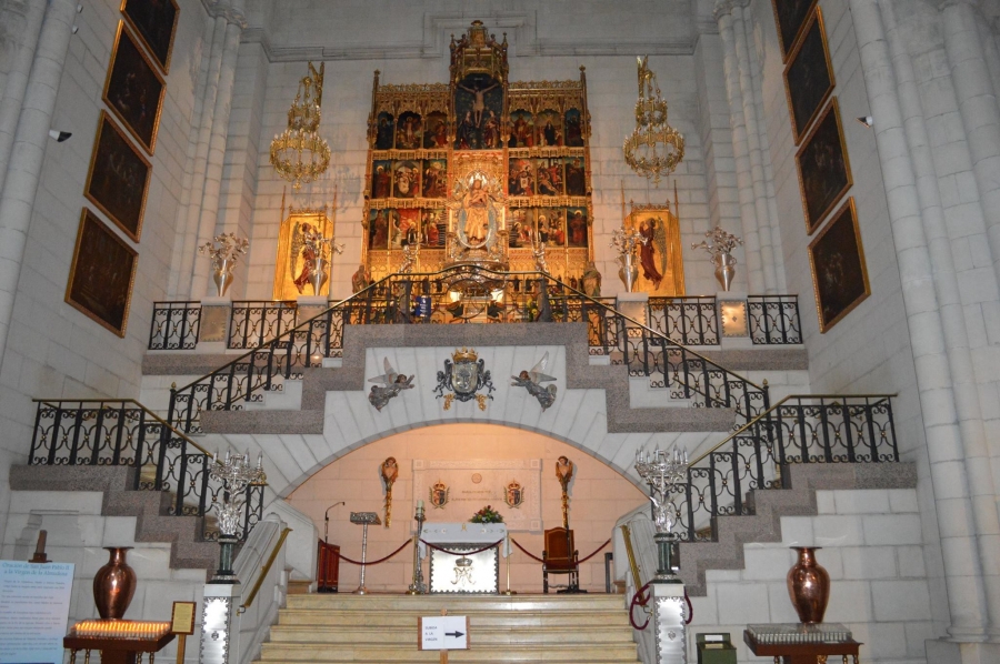 La Corte de Honor de Santa María la Real de la Almudena celebra su Eucaristía mensual en la catedral
