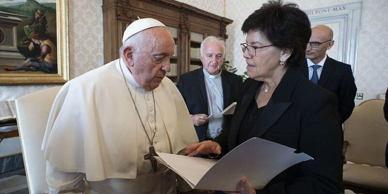 La emoci&oacute;n de la delegada de J&oacute;venes de Madrid, Laura Moreno, al despedirse del Papa y rezar ante su cuerpo: &laquo;Le recordaremos como el papa de la humanidad y de la misericordia&raquo;