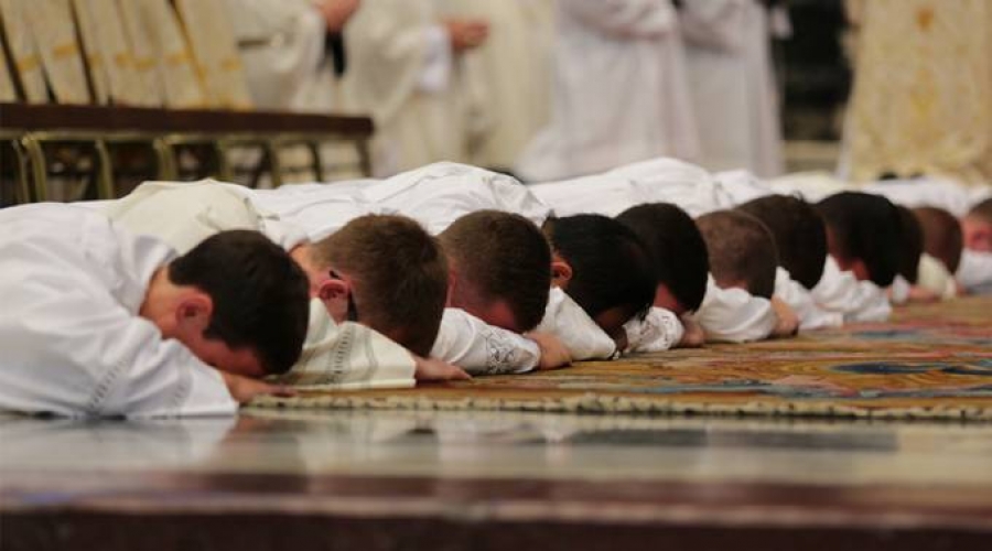 Iglesia en Escocia recibe al grupo m&aacute;s grande de sacerdotes ordenados en 20 a&ntilde;os