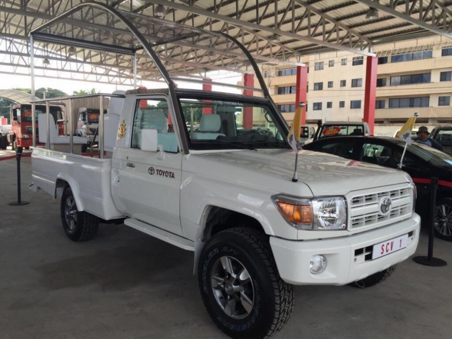 Presentados los 3 papam&oacute;viles que usar&aacute; el Papa Francisco en Chile