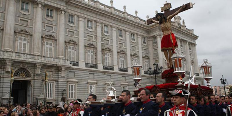 El Cristo de los Alabarderos procesiona este Viernes Santo con parada en la Puerta del Sol para rezar ante el 'lignum crucis'