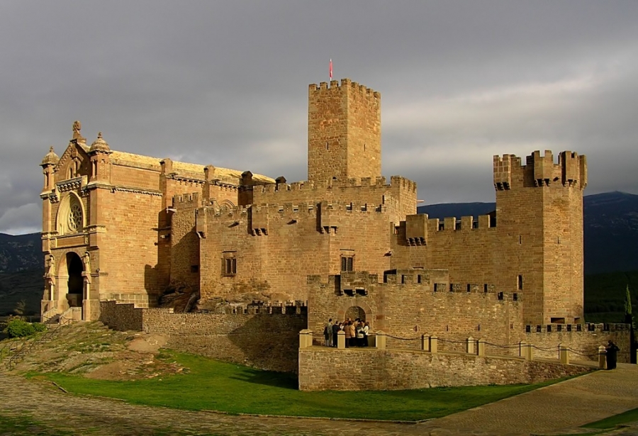 La Delegaci&oacute;n de Juventud peregrina con j&oacute;venes al Castillo de Javier