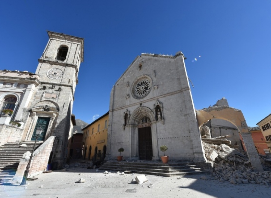 El Papa env&iacute;a bomberos y restauradores del Vaticano a la zona afectada por el terremoto en Italia