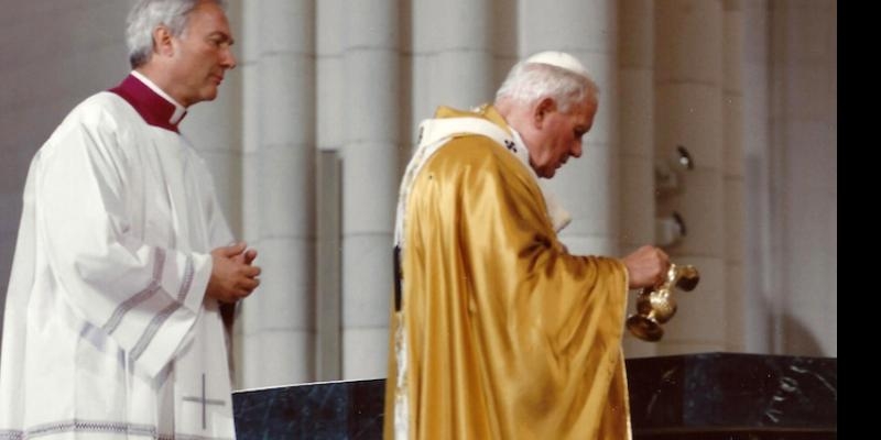 Monseñor Montoya y Jesús Junquera abordan el 25 aniversario de la dedicación de la catedral en el Casino