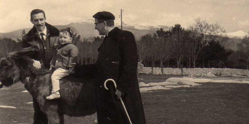 El pleno del Ayuntamiento de El Espinar acuerda por unanimidad nombrar a Abundio Garc&iacute;a Rom&aacute;n Hijo Predilecto: &laquo;Dej&oacute; una huella profunda fruto de una vida dedicada al servicio, la fe y el trabajo&raquo;