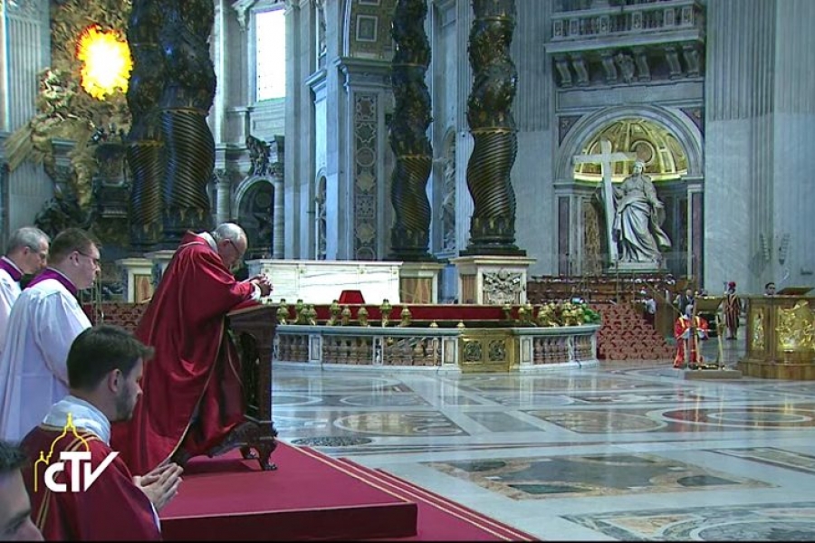 El papa Francisco preside en silencio la liturgia del Viernes santo, en la bas&iacute;lica de San Pedro