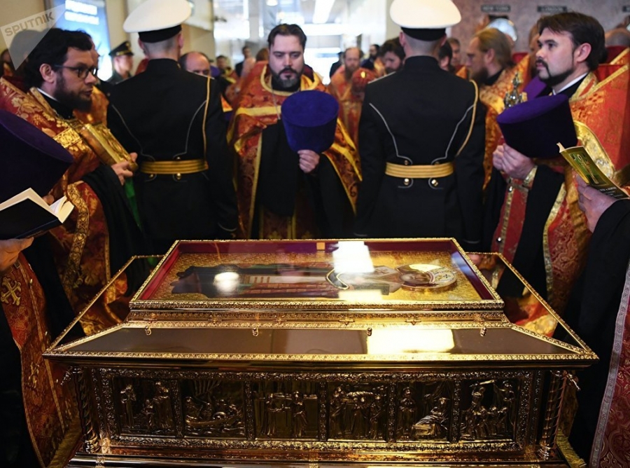 M&aacute;s de 1 mill&oacute;n de rusos hacen largas colas para ver una costilla de San Nicol&aacute;s