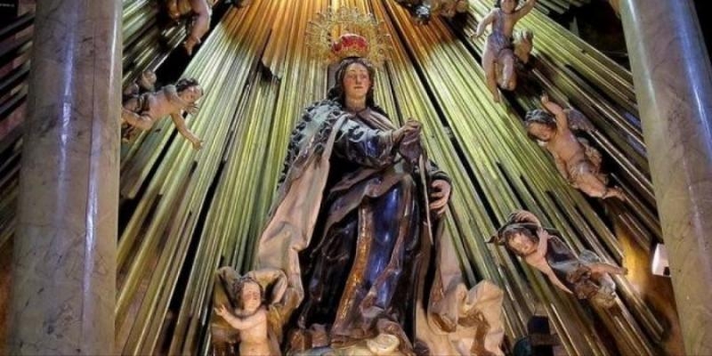 Los padres Carmelitas honran a la Virgen del Carmen en la iglesia de Santa Teresa