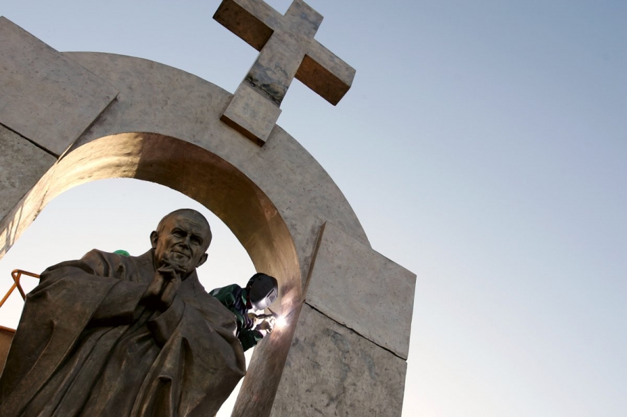 Ordenan retirar cruz de monumento cat&oacute;lico dedicado a San Juan Pablo II
