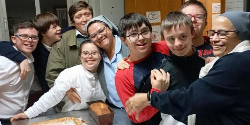 Madres y j&oacute;venes cocinan solidaridad en el Hogar Santa B&aacute;rbara de C&aacute;ritas Madrid con la presencia de Samantha Vallejo-N&aacute;jera