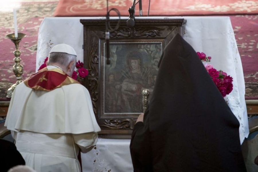 Francisco y Karekin II piden abrir el coraz&oacute;n y las manos a las v&iacute;ctimas de la guerra y el terrorismo