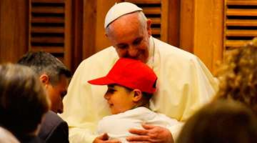 Ense&ntilde;en a los ni&ntilde;os a hacer bien el signo de la cruz, exhorta el Papa Francisco