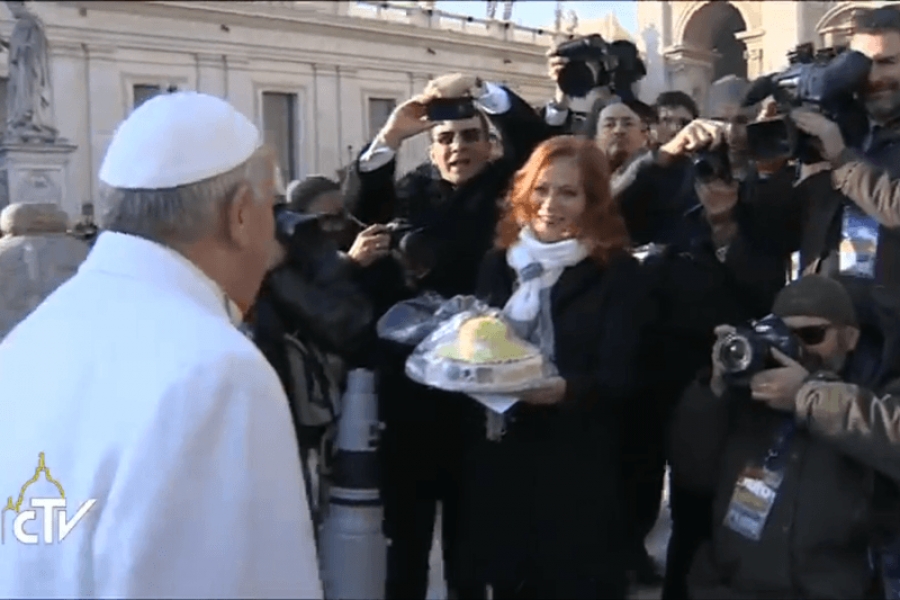 Unos 15 mil fieles cantan el "&iexcl;Feliz cumplea&ntilde;os!" en la plaza de San Pedro