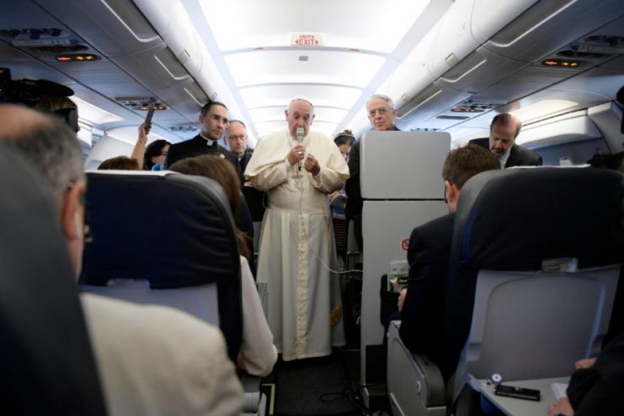 Rueda de prensa del Papa en el avi&oacute;n: 'F&aacute;tima tiene un mensaje de paz'