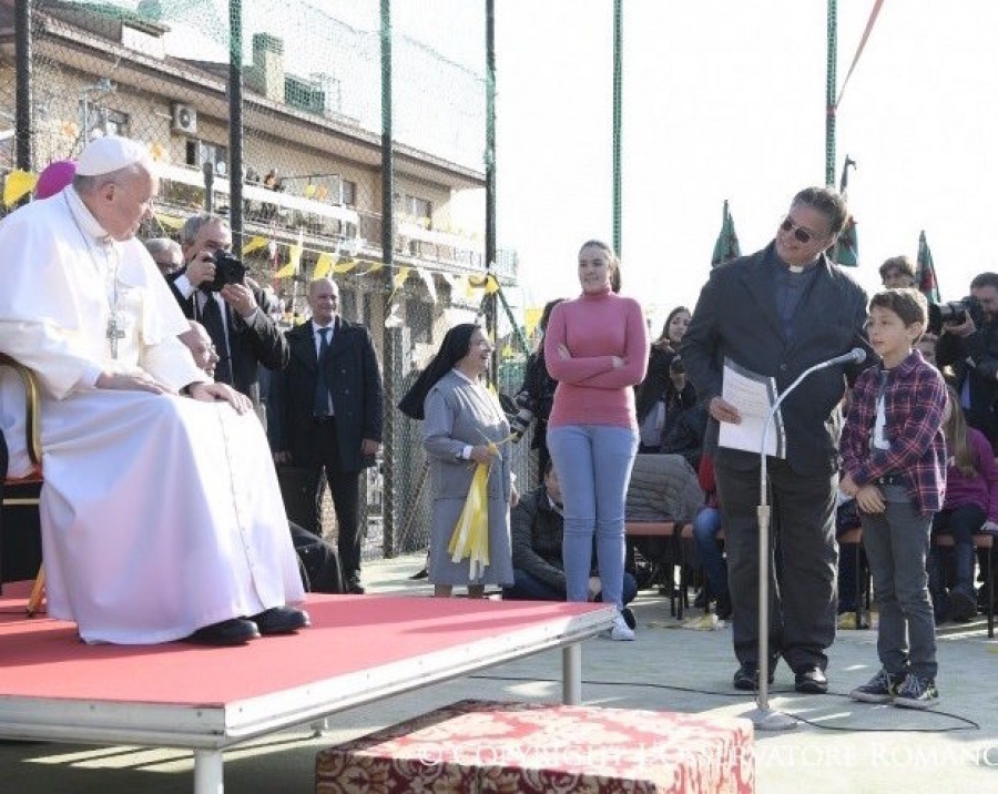 Francisco a los j&oacute;venes: se habla mucho con el m&oacute;vil pero se escucha poco a los dem&aacute;s