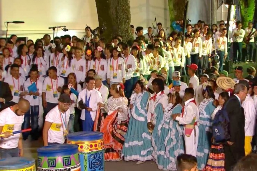 Francisco es recibido en la Nunciatura con cantos y bailes