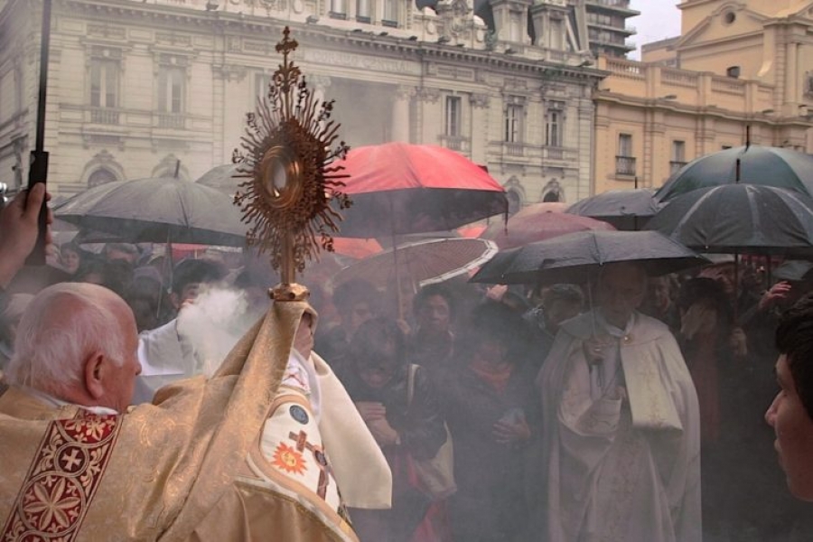Santiago de Chile: emocionante procesi&oacute;n del Corpus Christi a pesar del mal tiempo