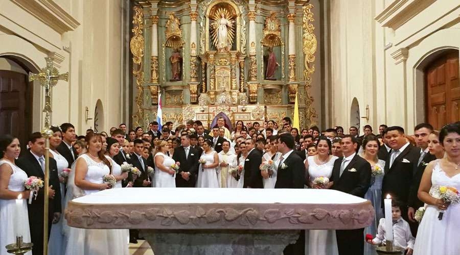 M&aacute;s de 100 parejas dejan la convivencia y se casan por la Iglesia en Paraguay
