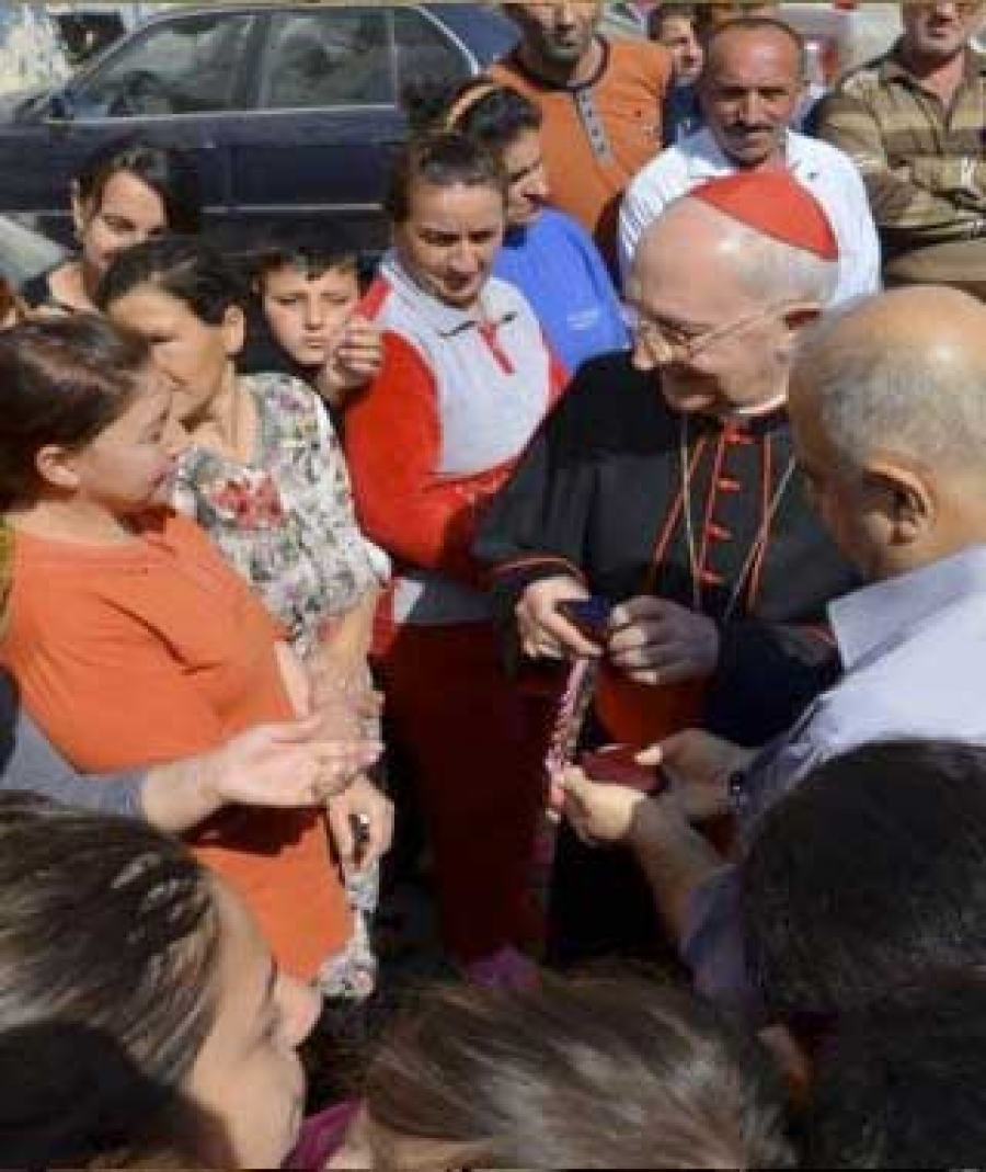 El cardenal Filoni visita a los refugiados en una escuela de Bagdad